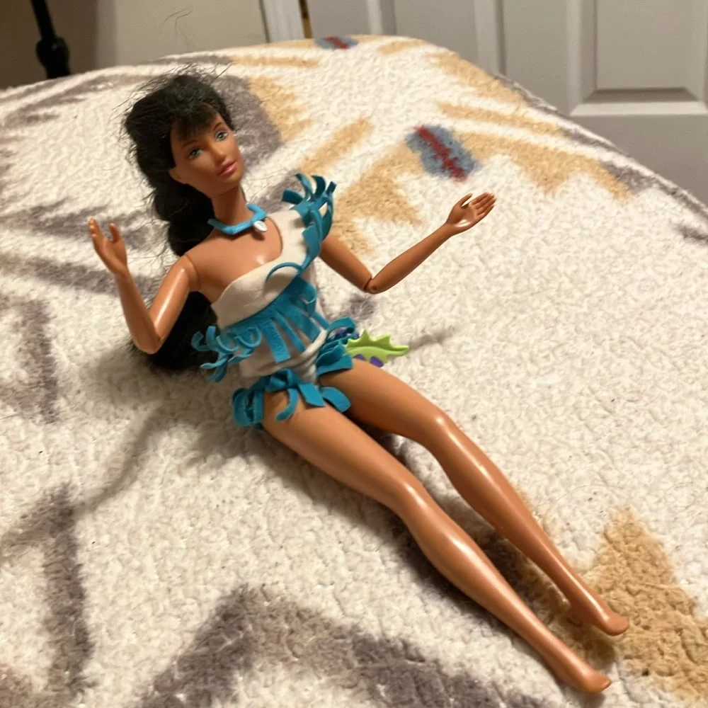 1991 Mattel Barbie doll wearing Pocahontas swimsuit costume clothing & necklace